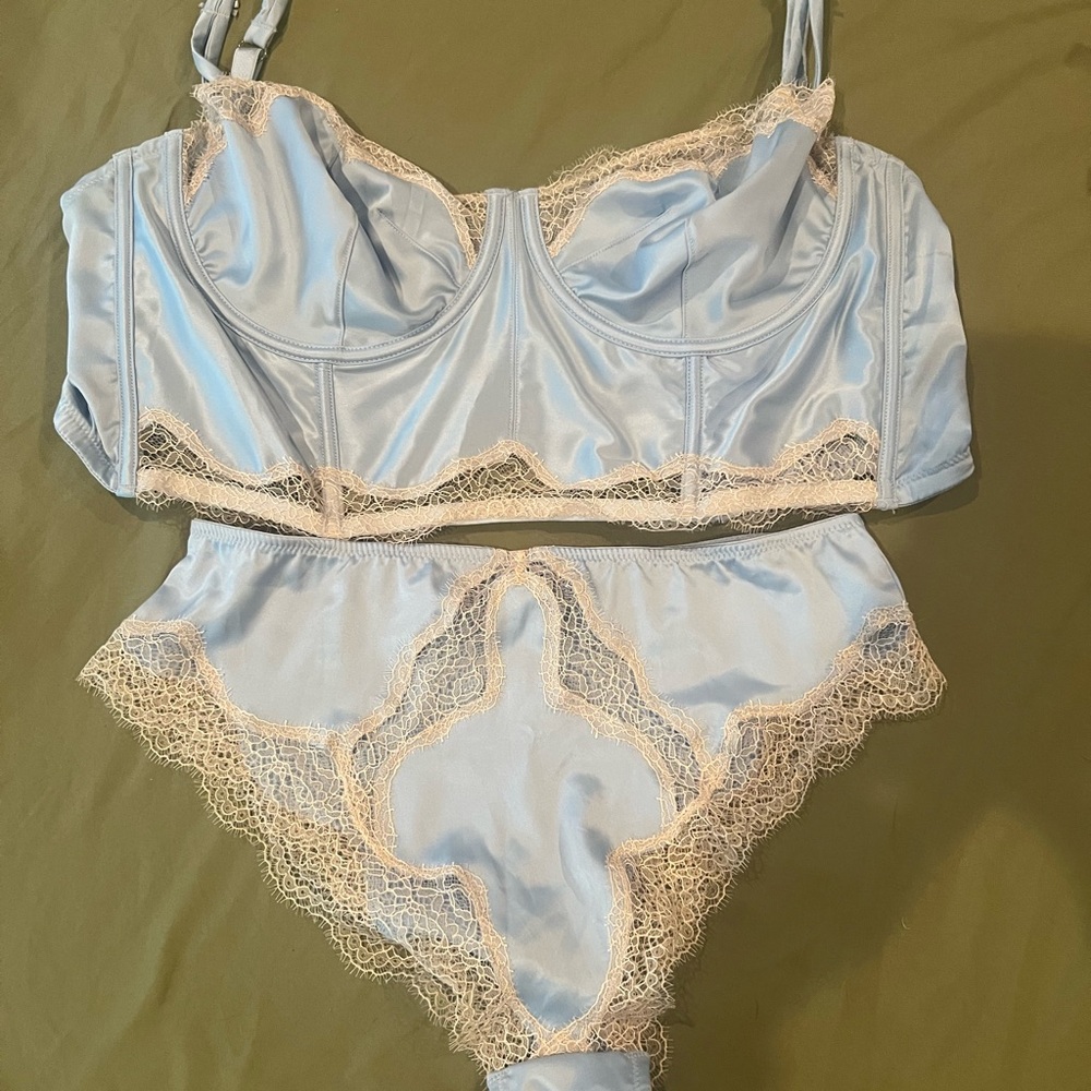 Victoria's Secret Blue and Cream Lace Bra